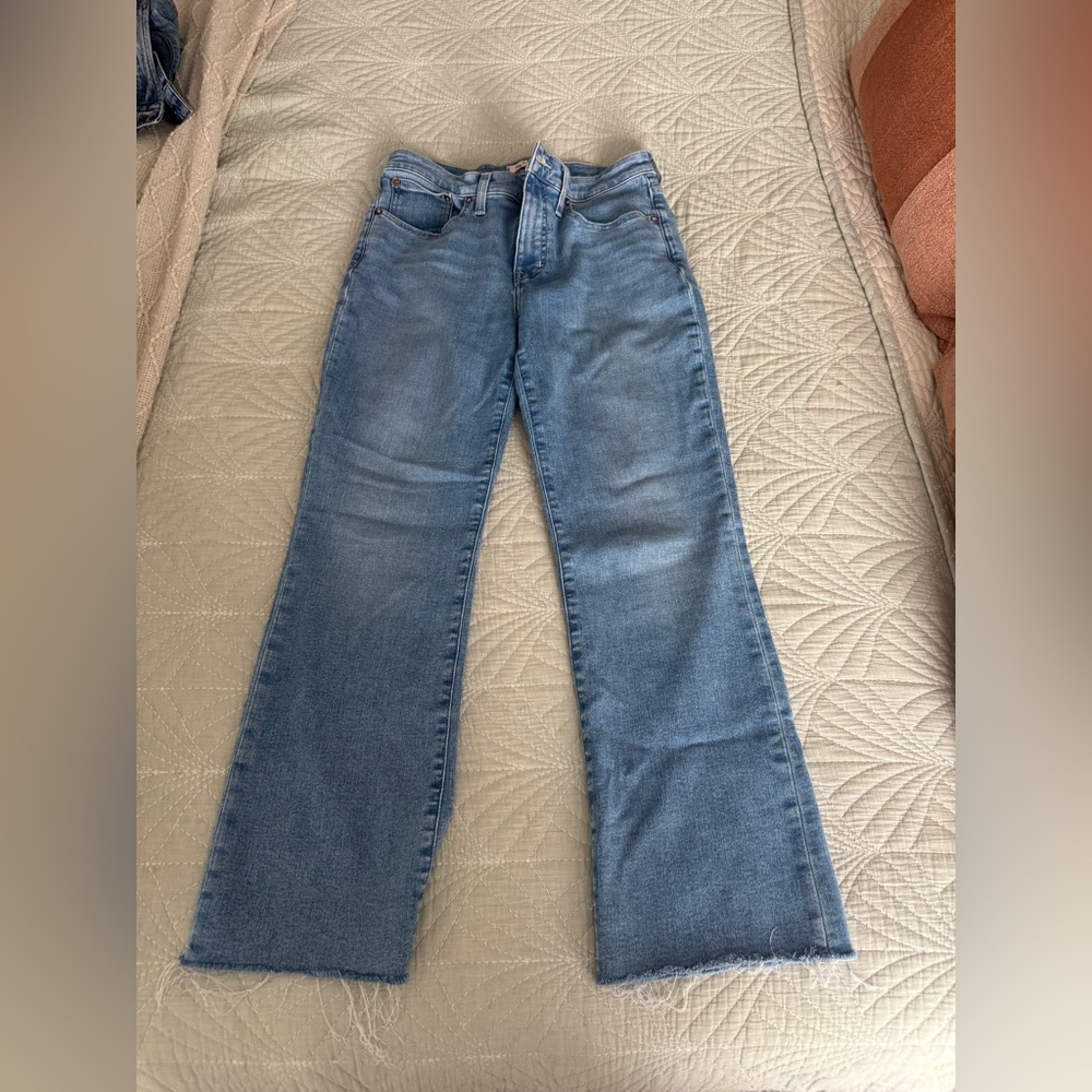 Madewell MID-RISE KICK OUT JEANS Size 28